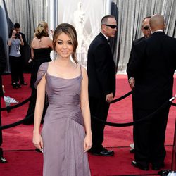 Sarah Hyland deslumbró con un vestido de Alberta Ferretti en los Oscar de 2012