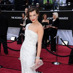 Mila Jovovich con un vestido de Elie Saab en los Oscar de 2012