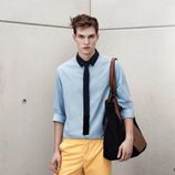 Blusa azul con bermudas amarillas de Marni para H&M