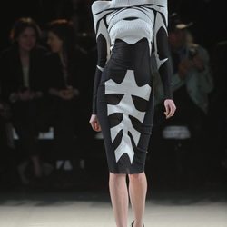 Vestido geométrico en blanco y negro de Thierry Mugler en la París Fashion Week
