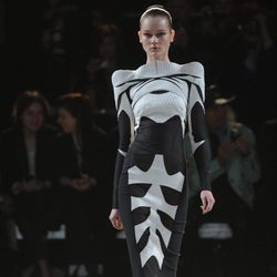 Vestido geométrico en blanco y negro de Thierry Mugler en la París Fashion Week