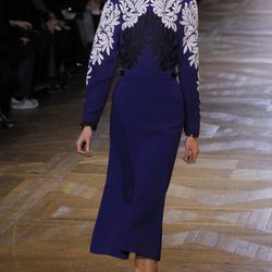 Vestido azul eléctrico con encaje blanco de Stella McCartney en la París Fashion Week