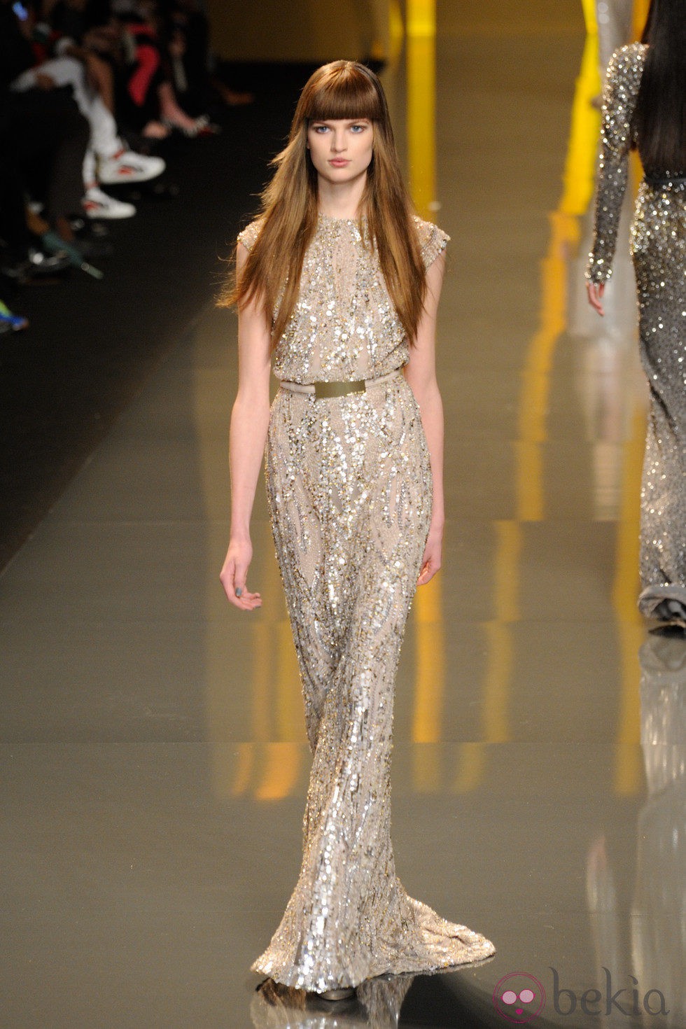 Vestido con corte sirena en acabado gliter de Elie Saab en la París Fashion Week