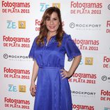 Natalia Roig con vestido azul y topos blancos en los Fotogramas de Plata 2011