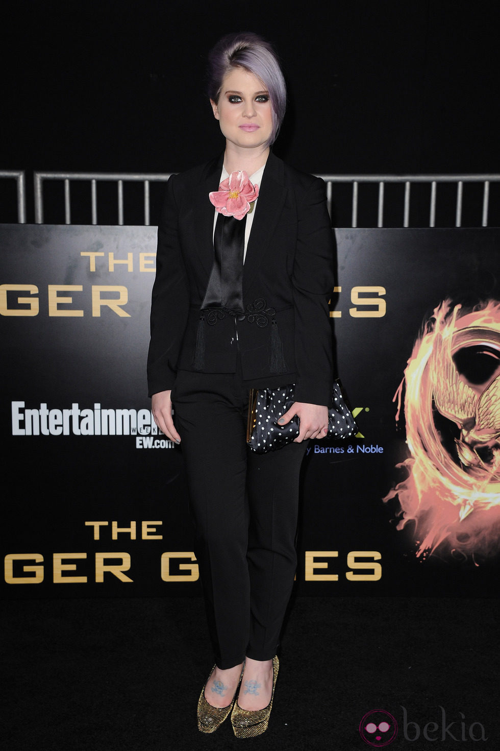 Kelly Osbourne con traje pantalón negro en el estreno de 'Los juegos del hambre'