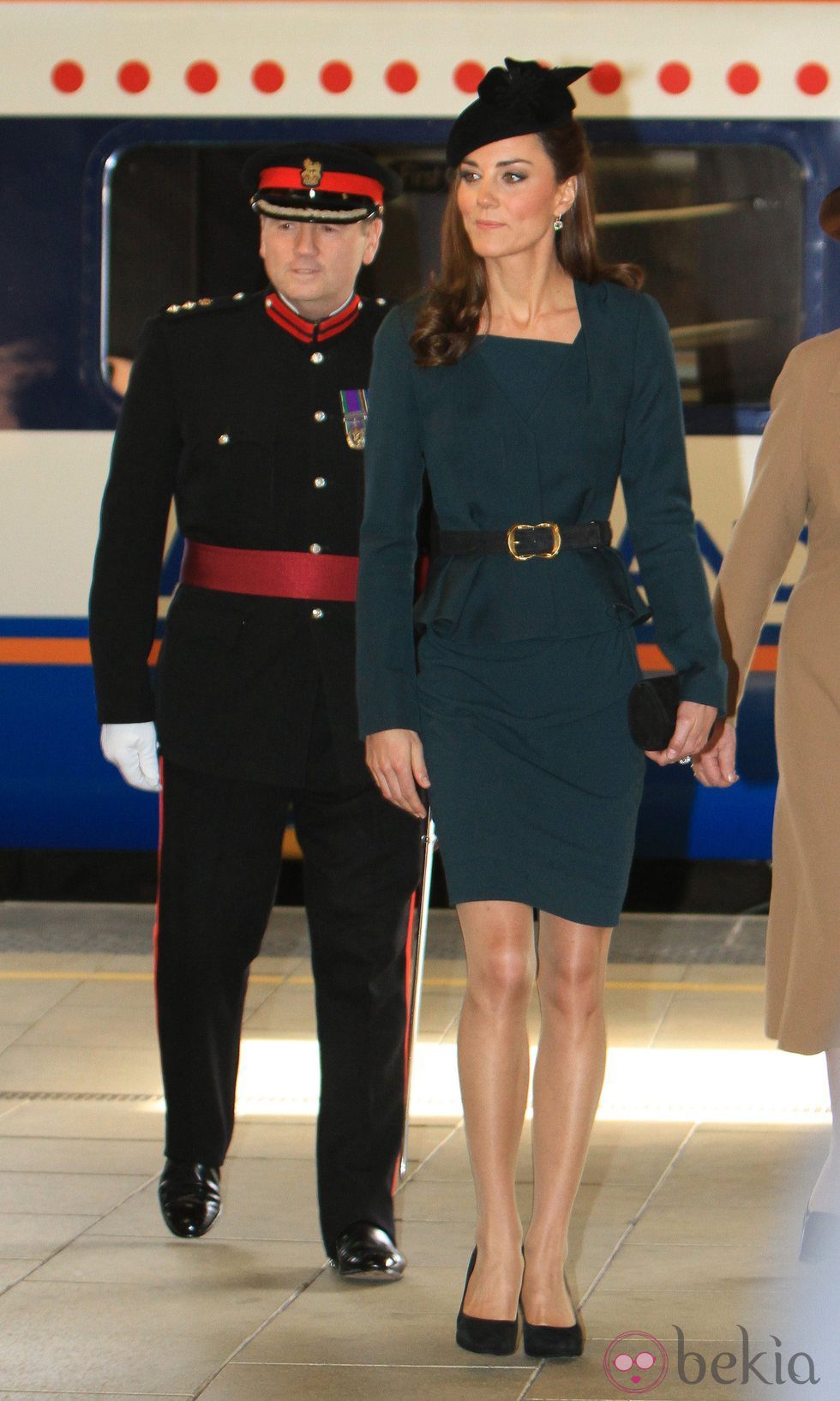 La Duquesa de Cambridge con tendencia peplum a su llegada a Leicester