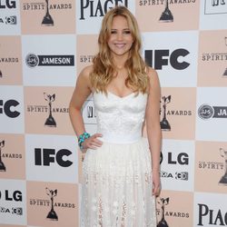 Jennifer Lawrence con vestido blanco de encaje