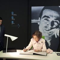 La reina firma en el libro de visitas del Museo Cristóbal Balenciaga