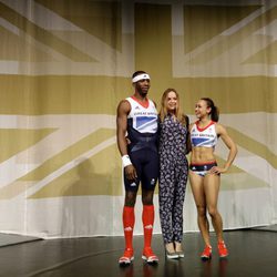 Stella McCartney junto a dos deportistas de los Juegos Olímpicos de Londres 2012