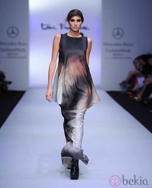 Vestido largo en color plomo de Toni Francesc en la Fashion Week México