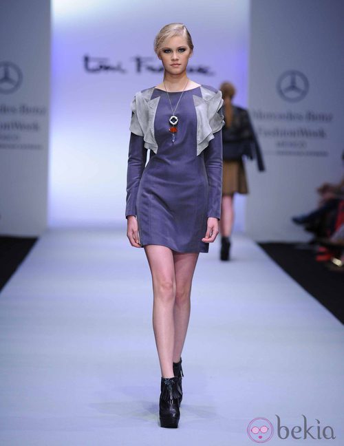 Vestido corto en color morado de Toni Francesc en la Fashion Week México
