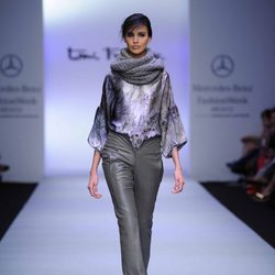 Pantalón de piel en color gris de Toni Francesc en la Fashion Week México