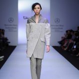 Abrigo de paño en color gris perla de Toni Francesc en la Fashion Week México