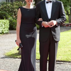 La Infanta Cristina con vestido negro liso de corte sirena