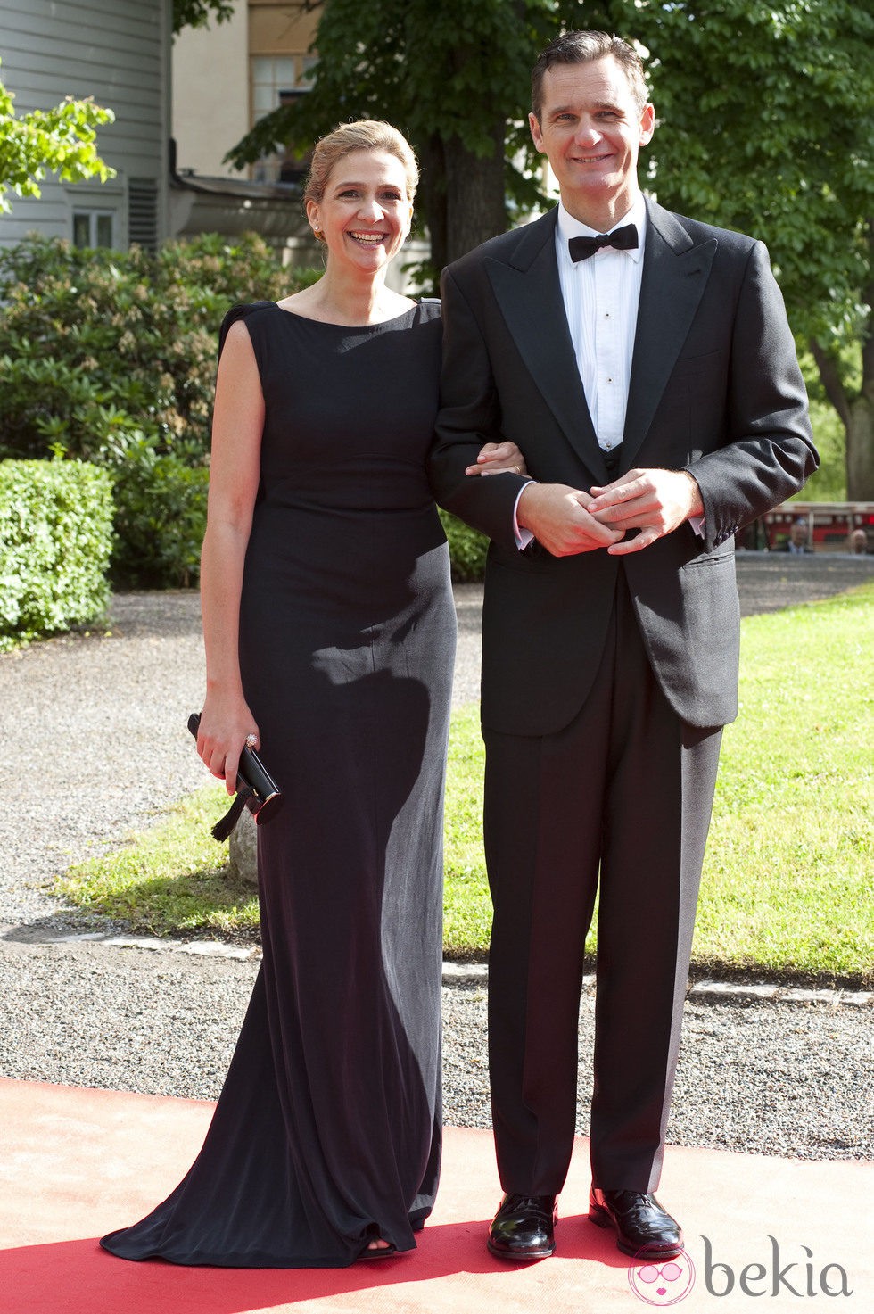 La Infanta Cristina con vestido negro liso de corte sirena