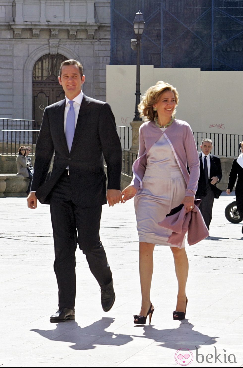 La Infanta Cristina con vestido de raso rosa y chaqueta de punto