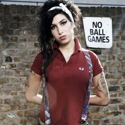 Amy Winehouse posa con un polo granate para Fred Perry