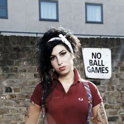 Amy Winehouse posa con un polo granate para Fred Perry