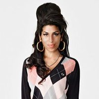 Amy Winehouse con un jersey de rombos para Fred Perry