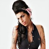Amy Winehouse con vestido negro y cinturón blanco para Fred Perry