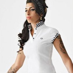 Amy Winehouse con un polo blanco para Fred Perry