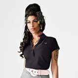 Amy Winehouse con falda gris y polo azul marino para Fred Perry