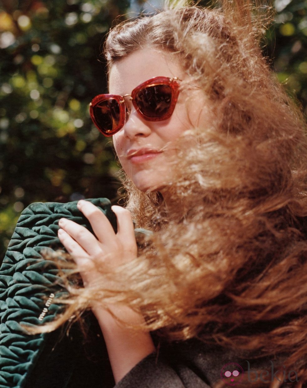 Hailee Steinfeld con gafas de pasta roja de Miu Miu