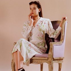 Hailee Steinfeld con vestido de bordado floral para Miu Miu