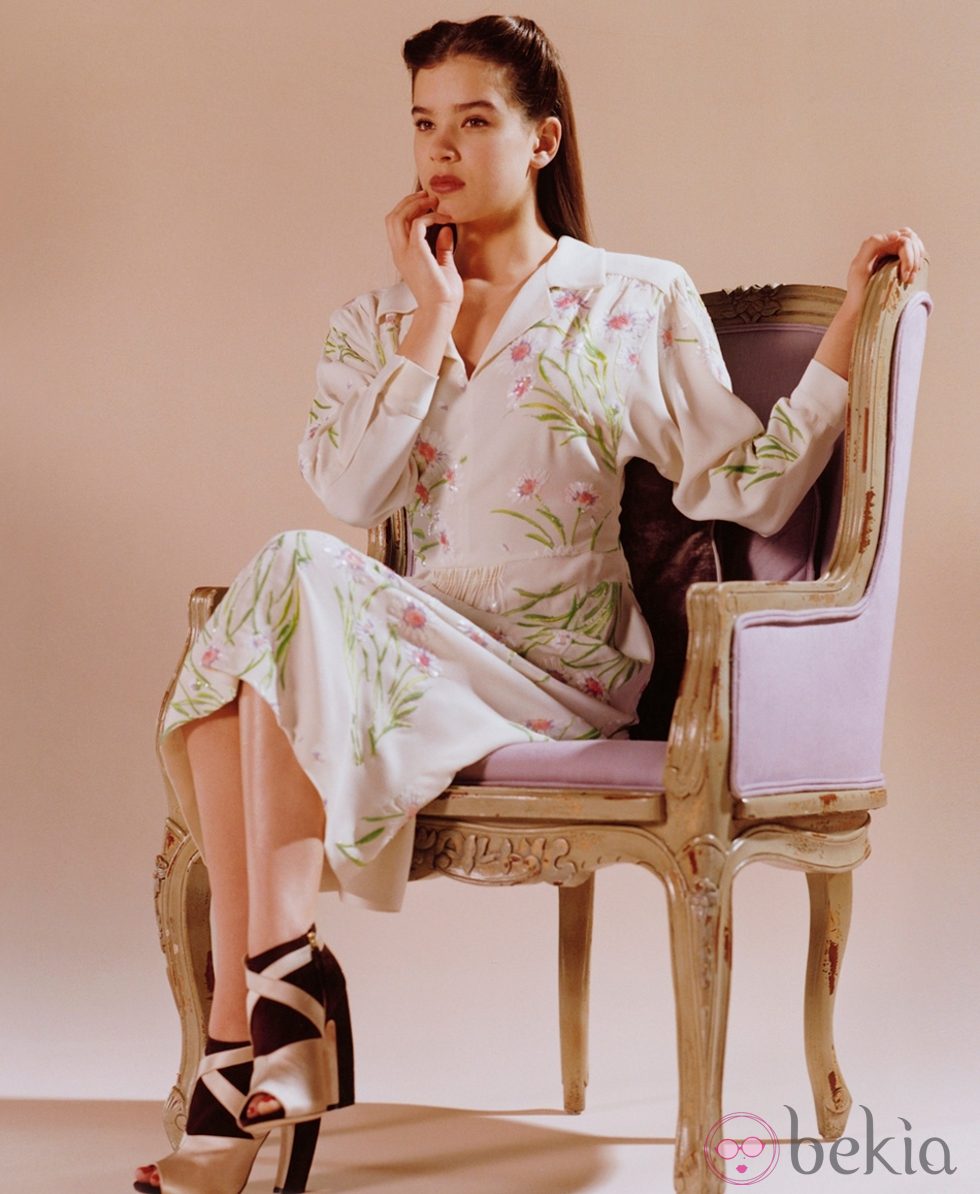 Hailee Steinfeld con vestido de bordado floral para Miu Miu