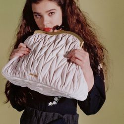 Hailee Steinfeld con bolso de Miu Miu