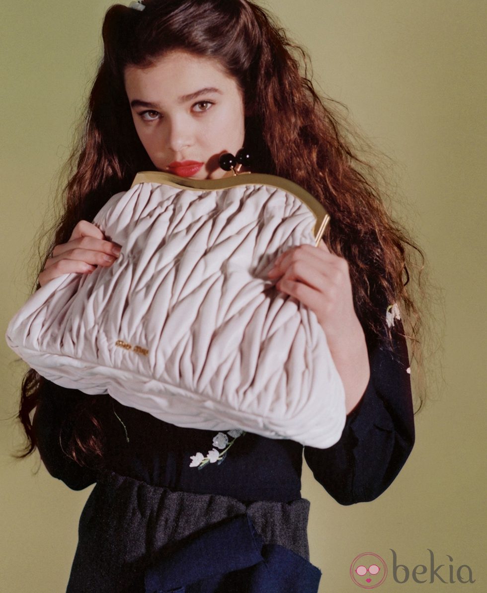 Hailee Steinfeld con bolso de Miu Miu