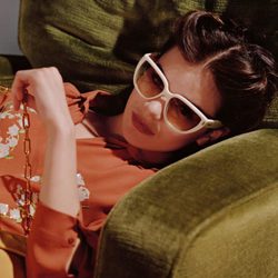 Hailee Steinfeld presentas las nuevas gafas de sol de Miu Miu
