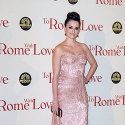 Penélope Cruz con un diseño de Dolce & Gabbana en el estreno de 'To Rome With Love'