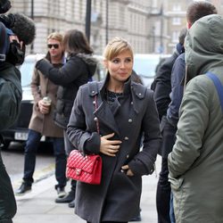 Elsa Pataky con abrigo girs y bolso rojo de Chanel