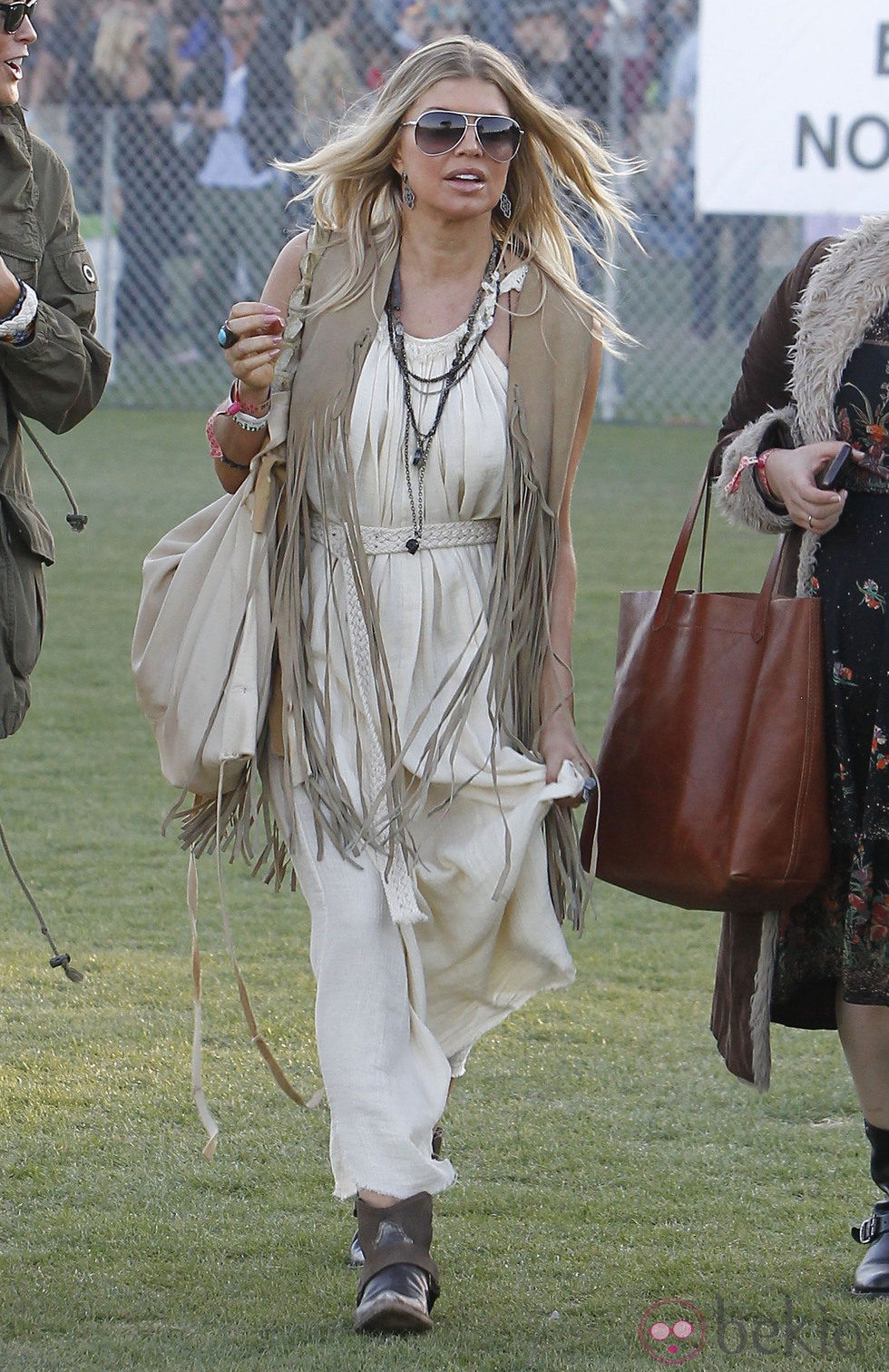 Fergie con maxi chaleco con flecos en Coachella 2012