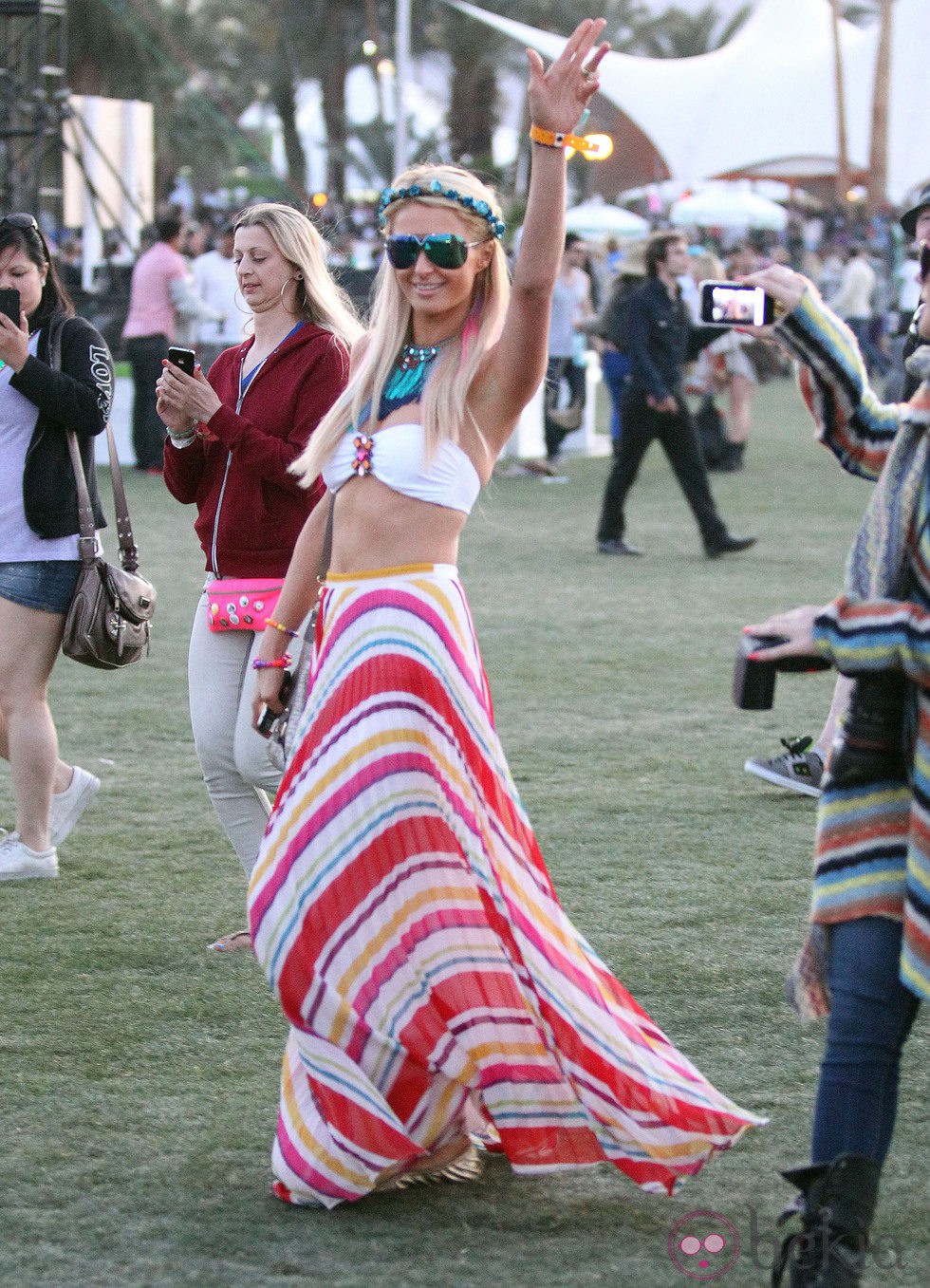 Paris Hilton con maxi falda en el Festival de Coachella 2012