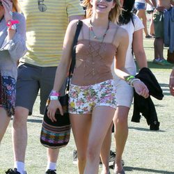 Emma Roberts con shorts de estampado floral en Coachella 2012