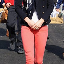La Duquesa de Cambridge con pantalones pitillo color coral