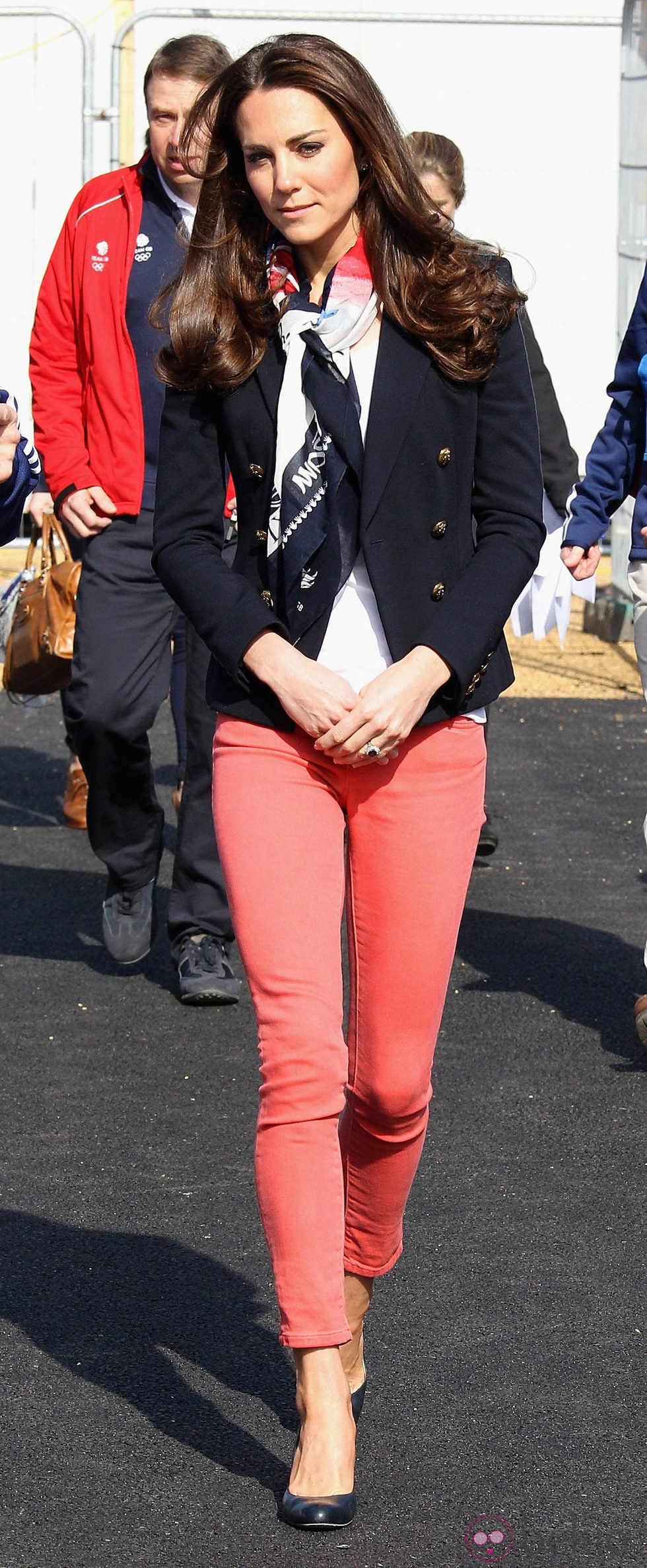 La Duquesa de Cambridge con pantalones pitillo color coral