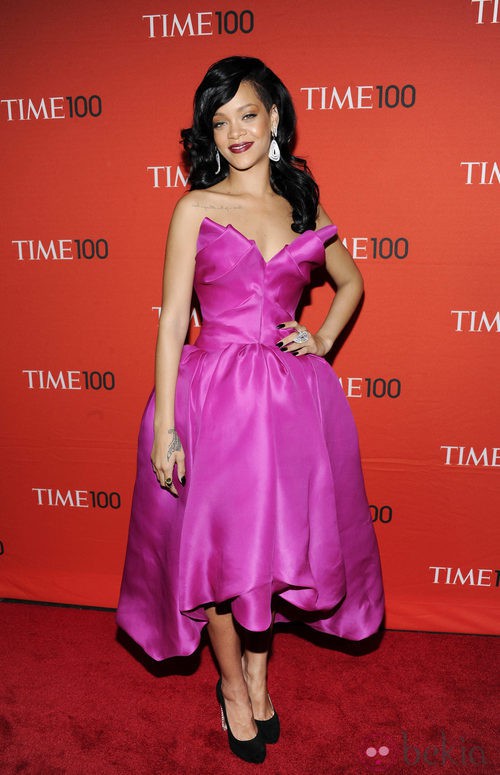 Rihanna con vestido fucsia de Marchesa en la alfombra roja de la gala celebrada por la revista Time 2012