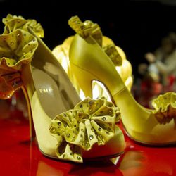 Zapatos en color amarillo en la exposión de Christian Louboutin en Londres