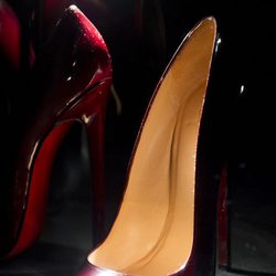 Zapatos color vino en la exposición de Christian Louboutin en Londres