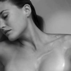 Bar Refaeli desnuda en el spot publicitario de su linea de ropa interior masculina
