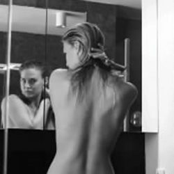 Bar Refaeli sin ropa en el spot publicitario de su linea de ropa interior masculina
