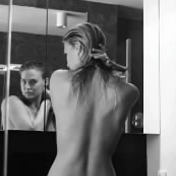 Bar Refaeli sin ropa en el spot publicitario de su linea de ropa