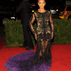 Beyoncé con diseño de Givenchy en la gala del MET 2012