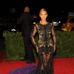 Beyoncé con diseño de Givenchy en la gala del MET 2012
