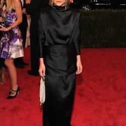 Mary Kate Olsen con un recatado diseño de The Row en la gala del MET 2012