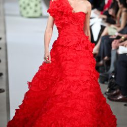 Vestido largo rojo de la Colección Crucero 2013 de Oscar de la Renta