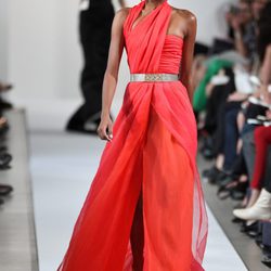 Vestido rojo con escote asimétrico de la Colección Crucero 2013 de Oscar de la Renta